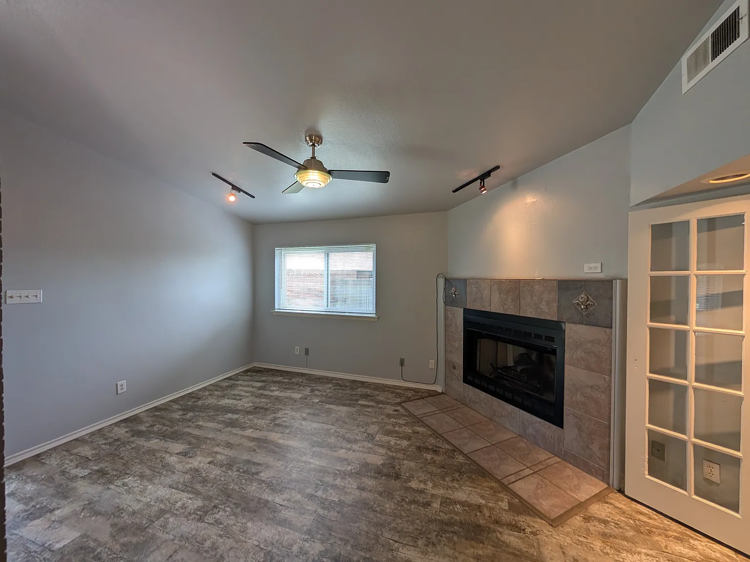 4 bed, 1805 sqft, $2,495 — Photo 2
