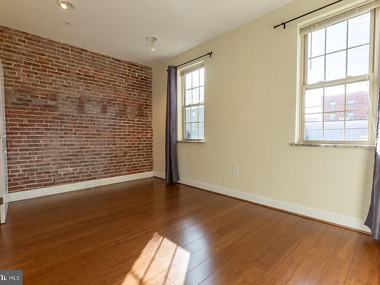 235 W Jefferson St — Photo 20
