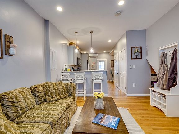 4th image of 266 Bowen St #1