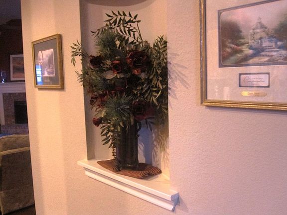 Art niches located in entry area and in hallway leading to bedrooms
