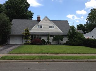 15 Arbor Ln, Hicksville, NY