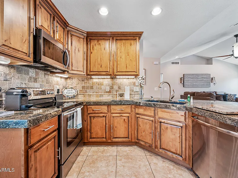 3659 W Elgin St — Photo 20