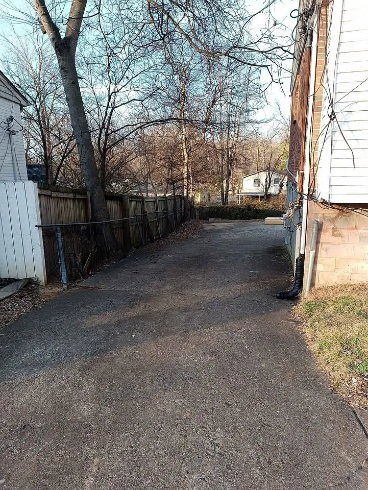 4 bed, 1.5 bath, 1200 sqft, $1,595 — Photo 2