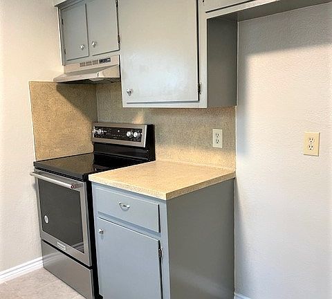 2nd image of 553 S 10th St