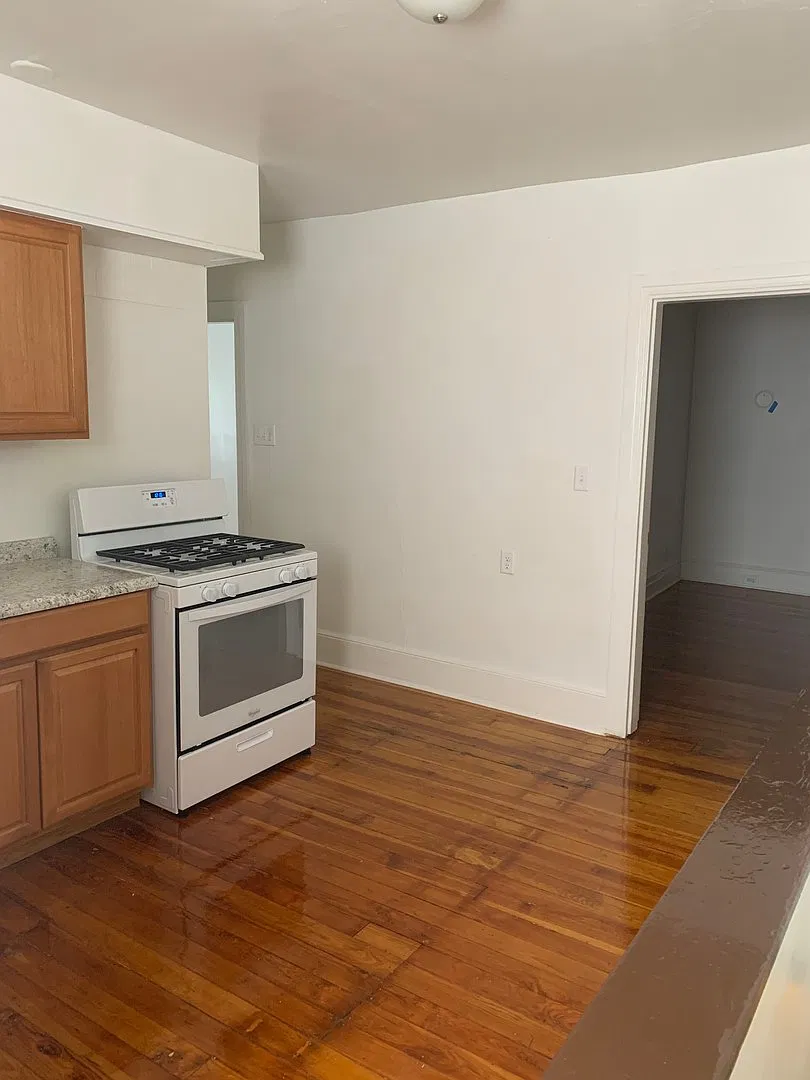 2 bedroom 3rd Floor in Downtown -York City SD — Photo 3