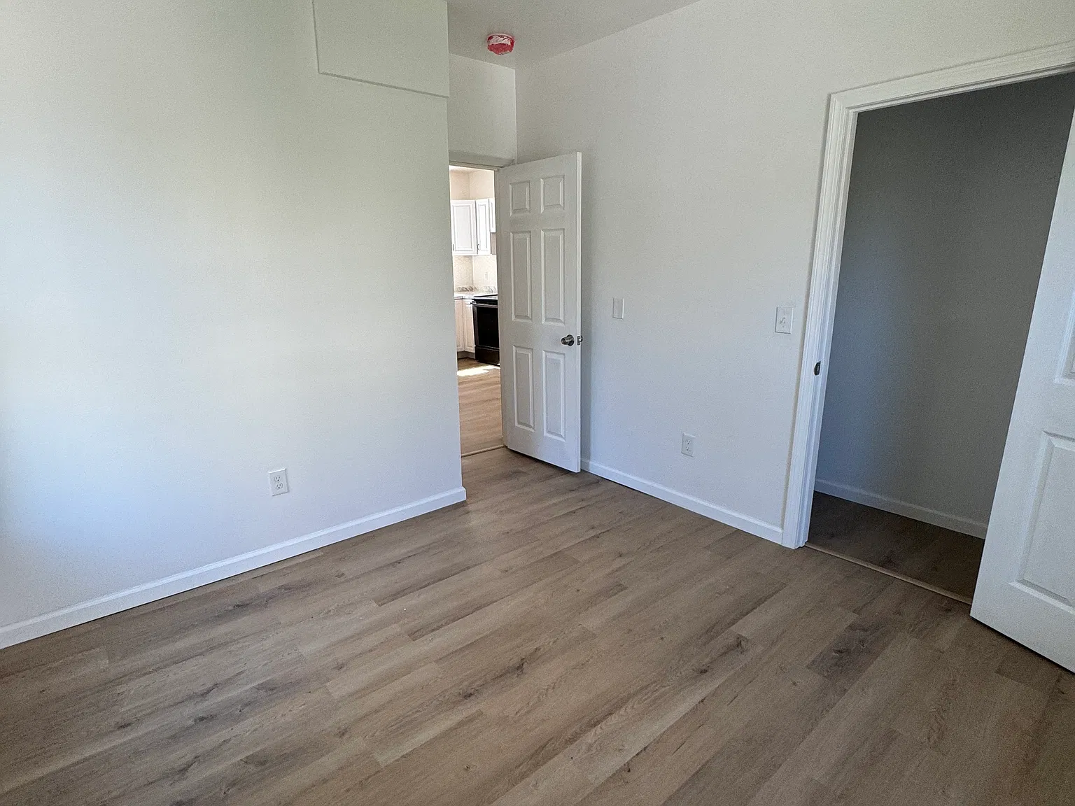 3 bed, 1000 sqft, $2,200 — Photo 4