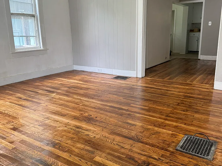 37 E Court St #1/2 — Photo 4
