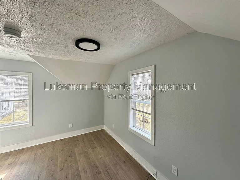 215 E North St — Photo 24