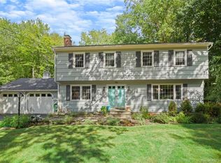 5 Old Oak Rd, Trumbull, CT 06611
