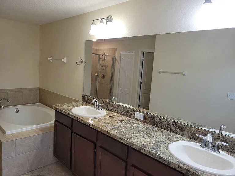 Master Bath double sink and zacujji