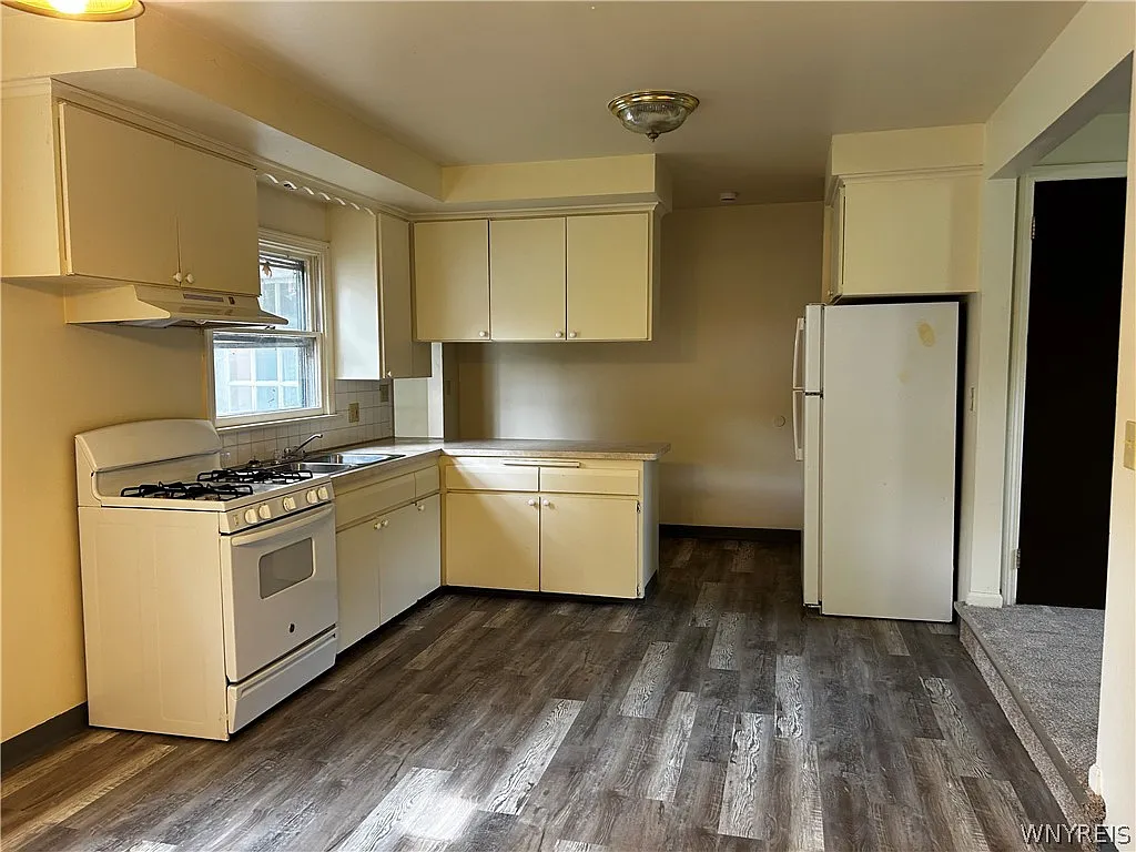 3 bed, 1.0 bath, 1200 sqft, $1,620 — Photo 3