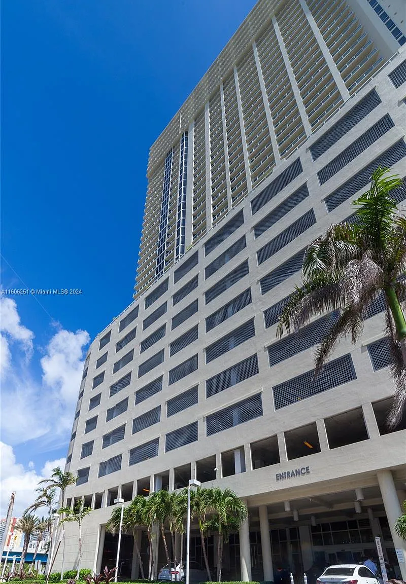 La Perla Condo — Photo 1