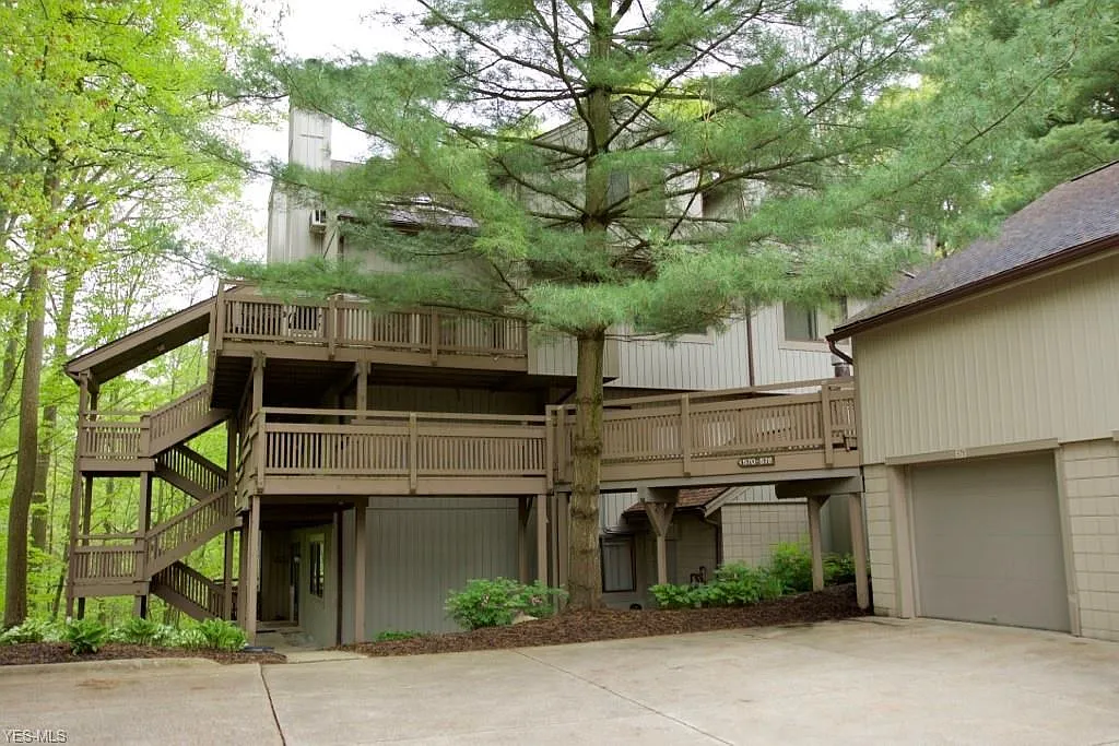570 Meredith Ln photo 1