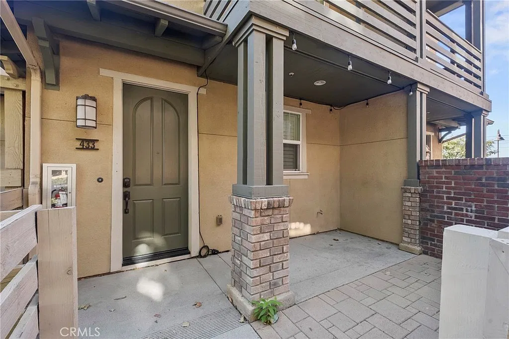 3 bed, 1380 sqft, $3,195 — Photo 2