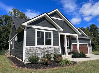 399 New Hope Rd, Hendersonville, NC 28792