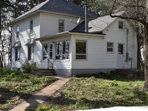 2745 270th St, Winthrop, IA 50682