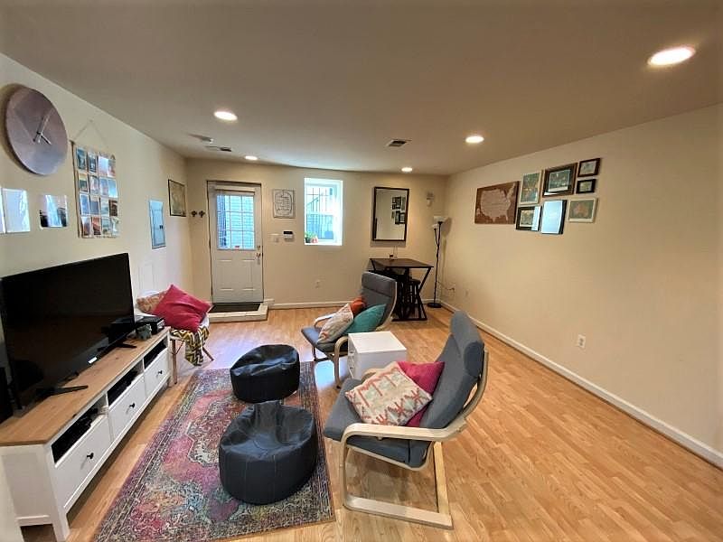 2nd image of 221 8th St NE #B