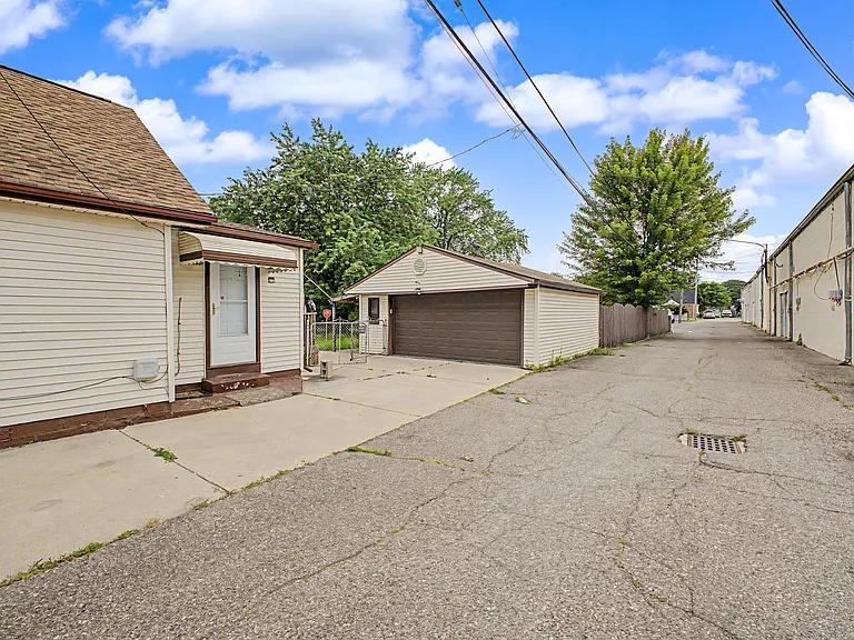 29438 Elmwood St — Photo 29