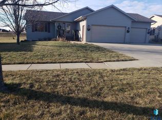 909 Pepper Ridge Rd, Dell Rapids, SD 57022