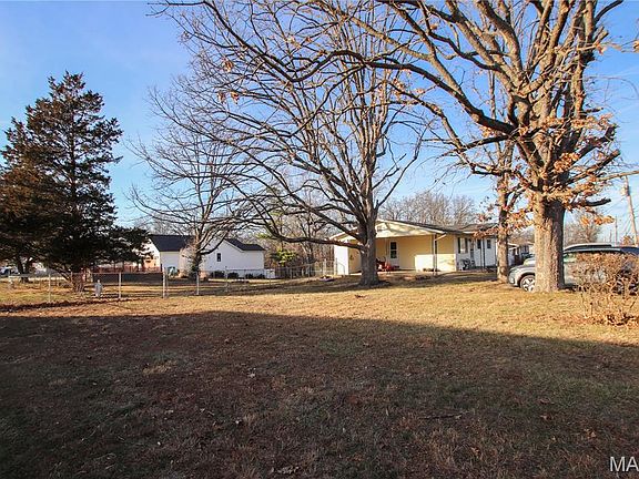 2nd image of 631 Hawthorn Dr