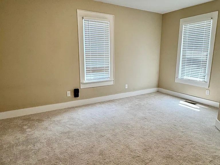 1105 College St — Photo 11