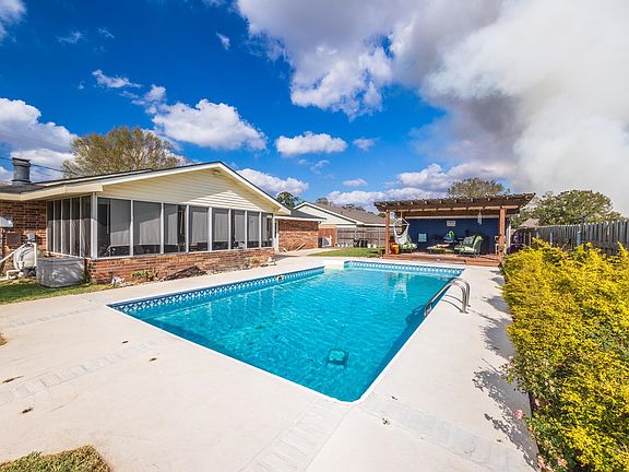 2nd image of 117 Elm Dr