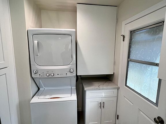 3rd image of 2550 N Buena Vista St