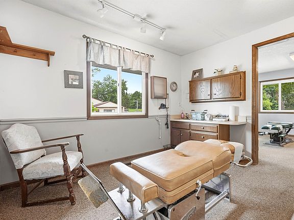 4th image of 208 E Whitley St