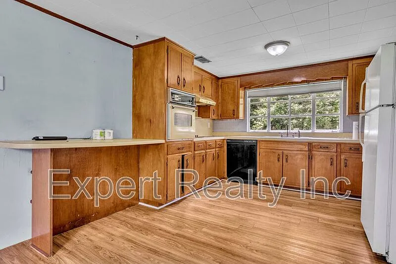 3 bed, 1.0 bath, 1430 sqft, $1,250 — Photo 3