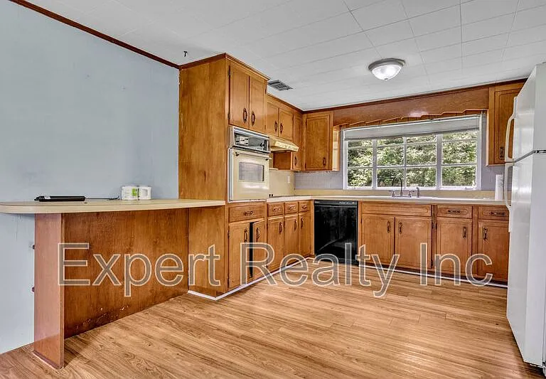 216 Meadowood Ave — Photo 3