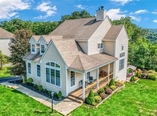 2 Castleton Dr, Highland Mills, NY 10930