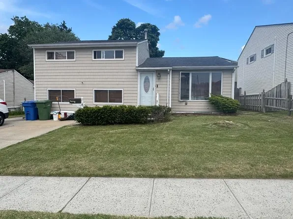 4 Dunlap Dr, Parlin, NJ 08859