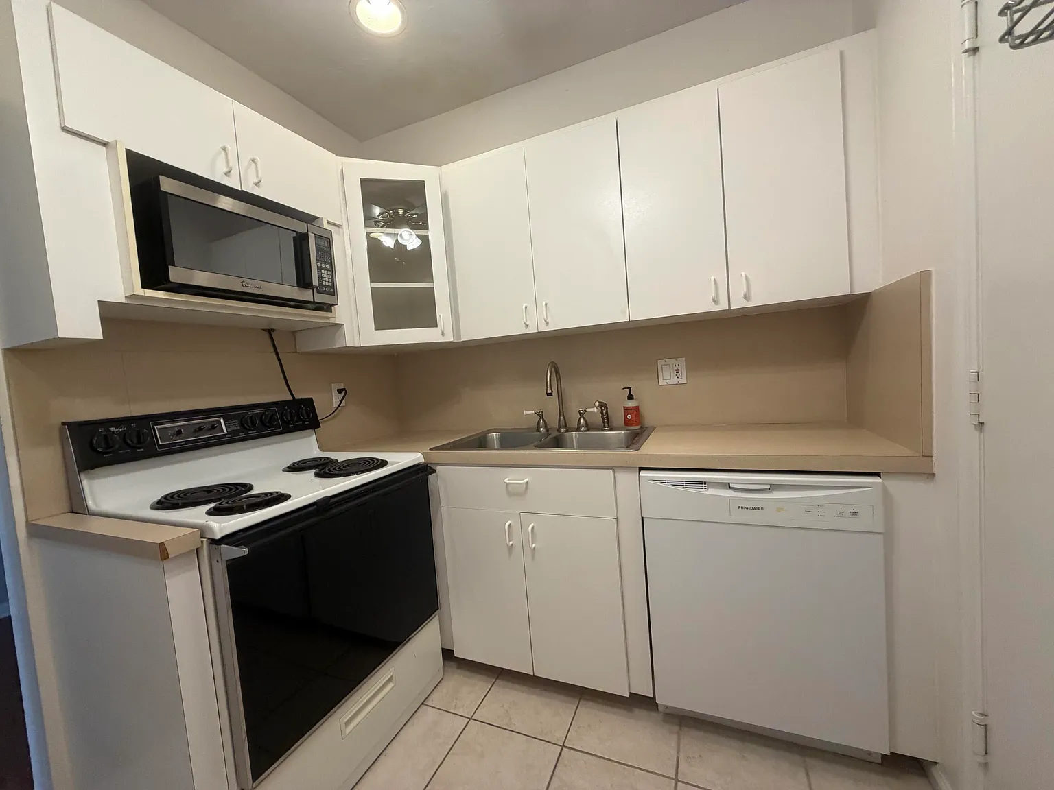 2 bed, 1.5 bath, 875 sqft, $1,800 — Photo 4