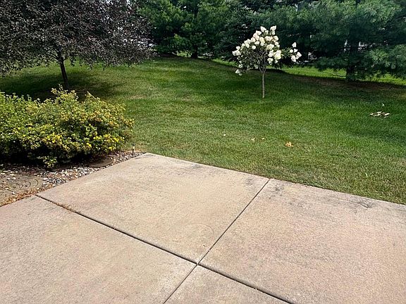 4th image of 572 Williamsburg Pl