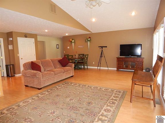 5th image of 628 Lake Dr
