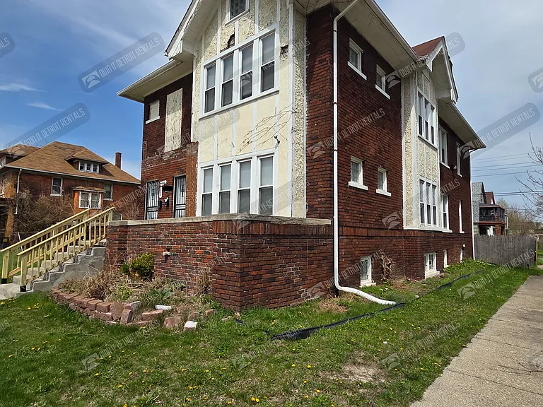 1998 E Grand Blvd — Photo 3