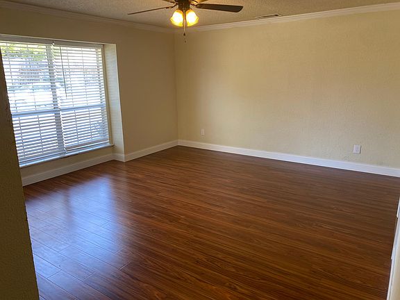2nd image of 2423 Lakeview Cir