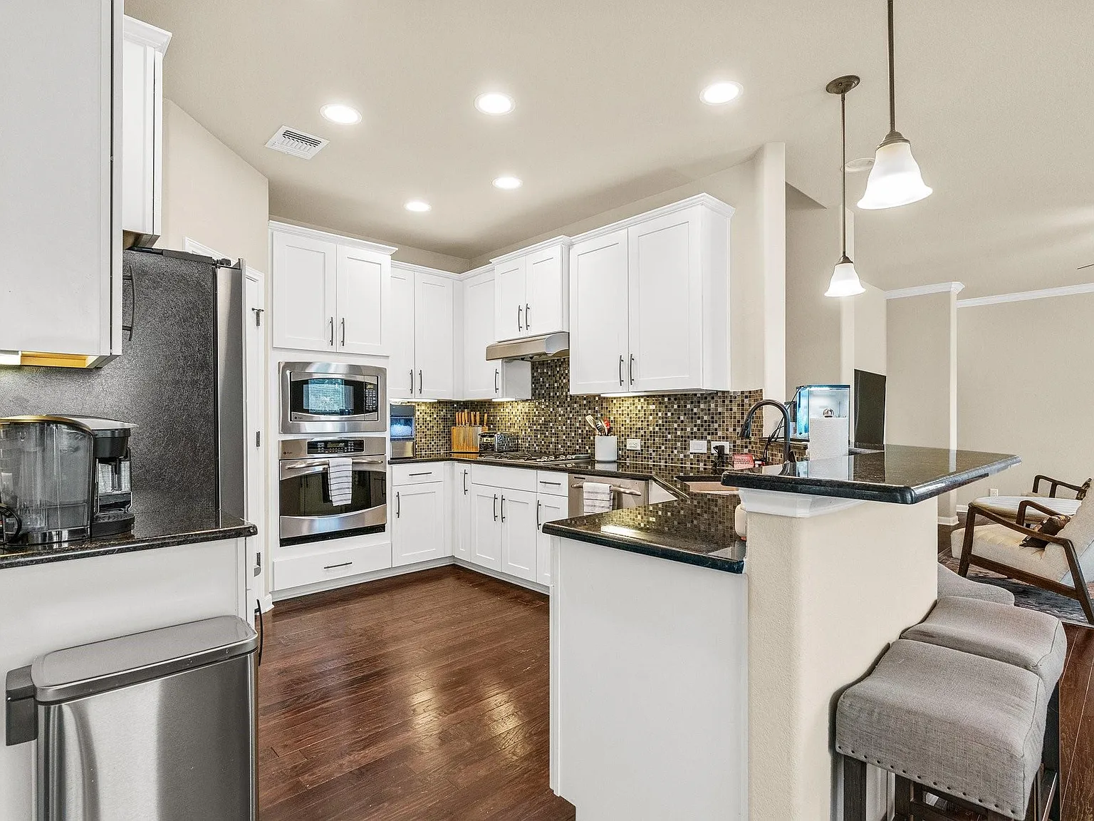 4 bed, 3.0 bath, 2383 sqft, $2,800 — Photo 2