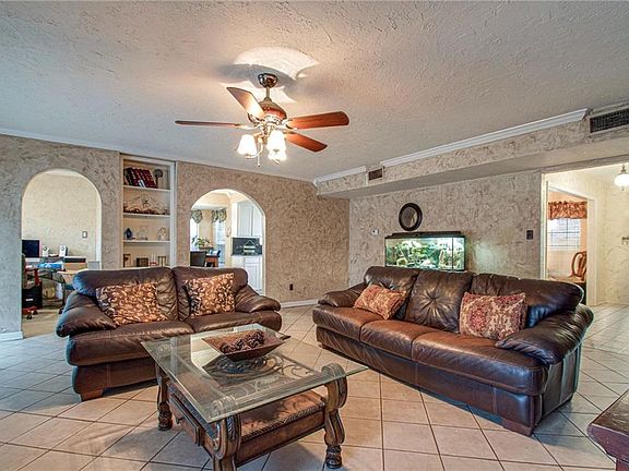 5th image of 18 Oak Cir