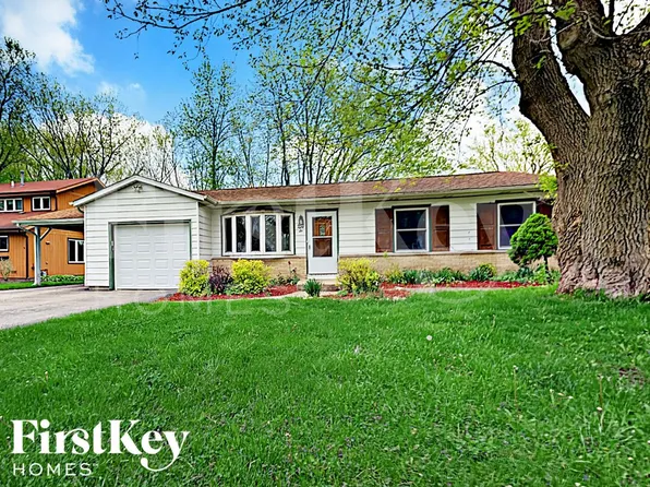 786 N Shore Dr, Crystal Lake, IL 60014