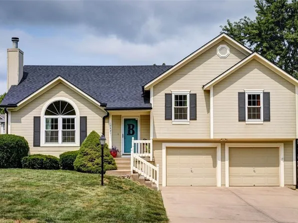 12421 S Parker Ter, Olathe, KS 66061