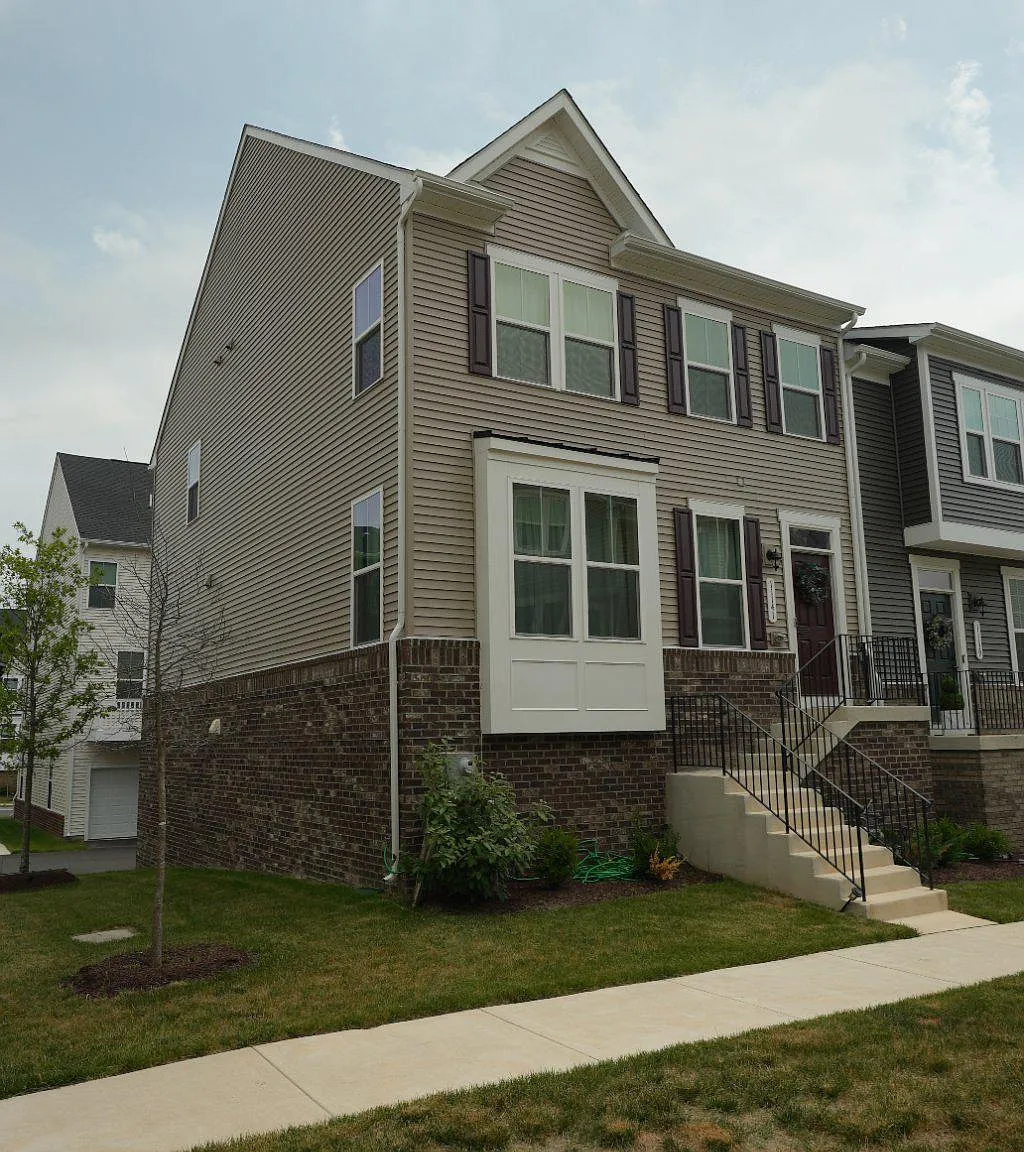 3 bed, 2.5 bath, 2024 sqft, $3,600 — Photo 1