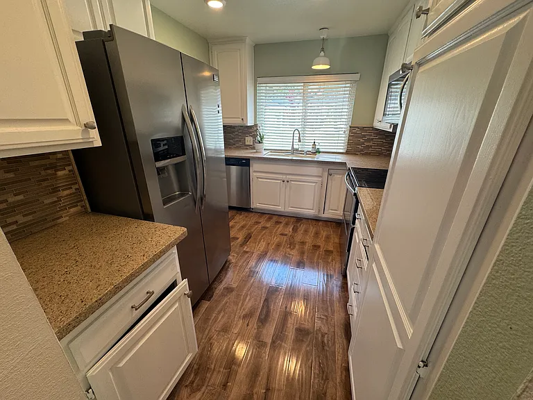 860 Hartford Ln — Photo 4