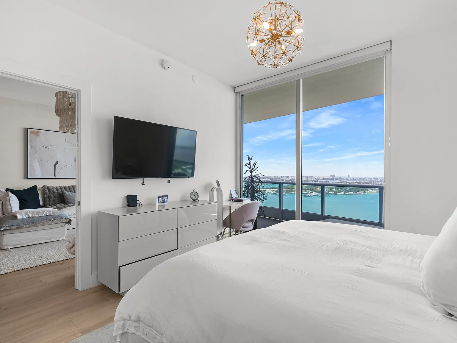 1 bed, 912 sqft, $4,700 — Photo 2