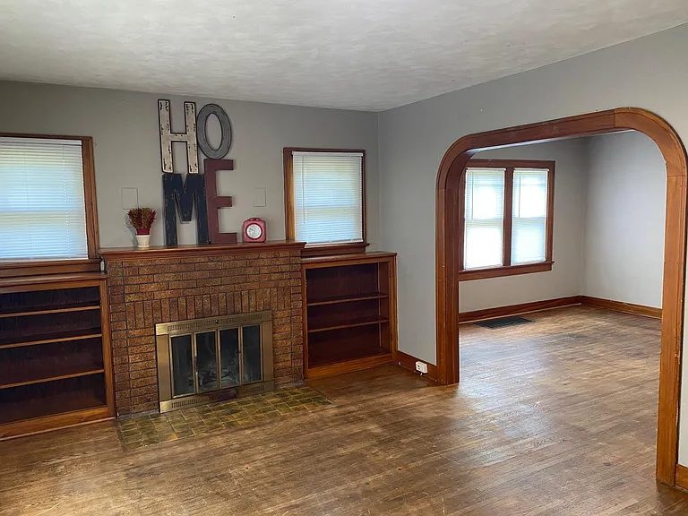 915 E Delmar St — Photo 1