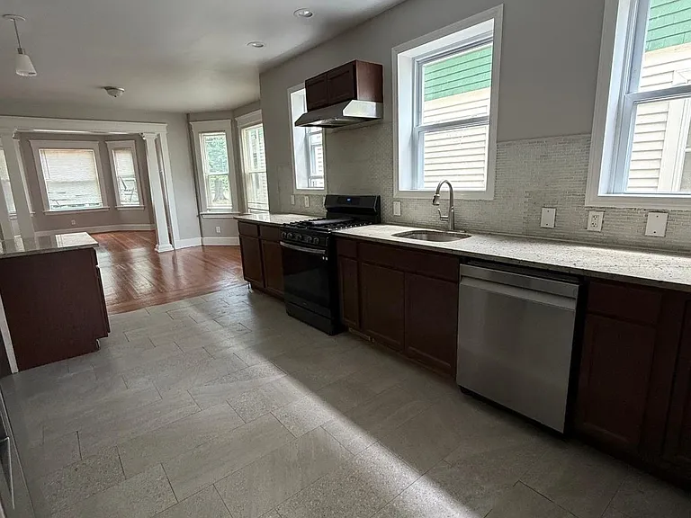552 Central Ave — Photo 1