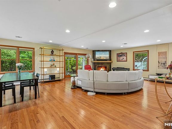 4th image of 720 Maxwell Pl