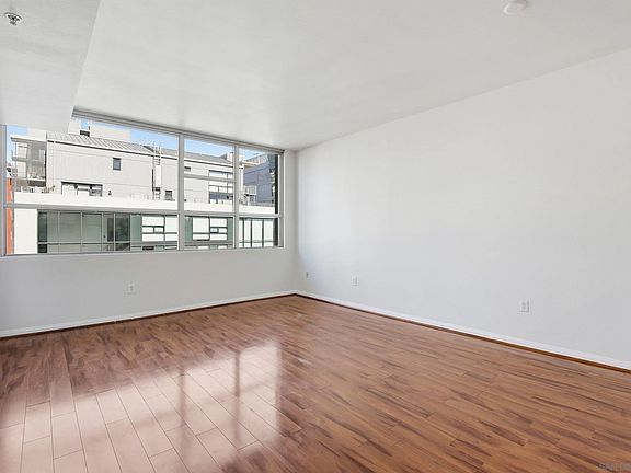 4th image of 253 10th Ave Unit 733