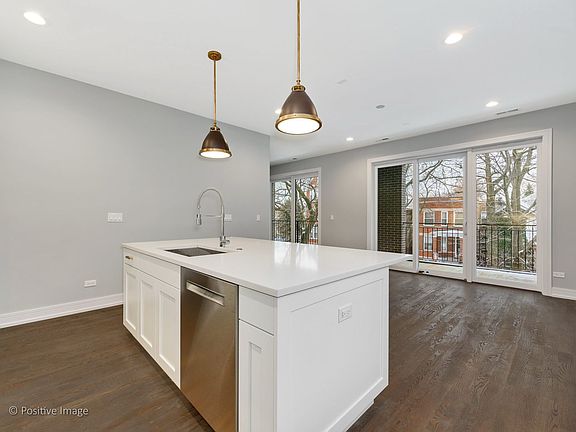 5th image of 2424 W Lyndale St #2