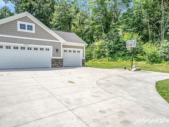 4th image of 8465 Camelot Dr NE